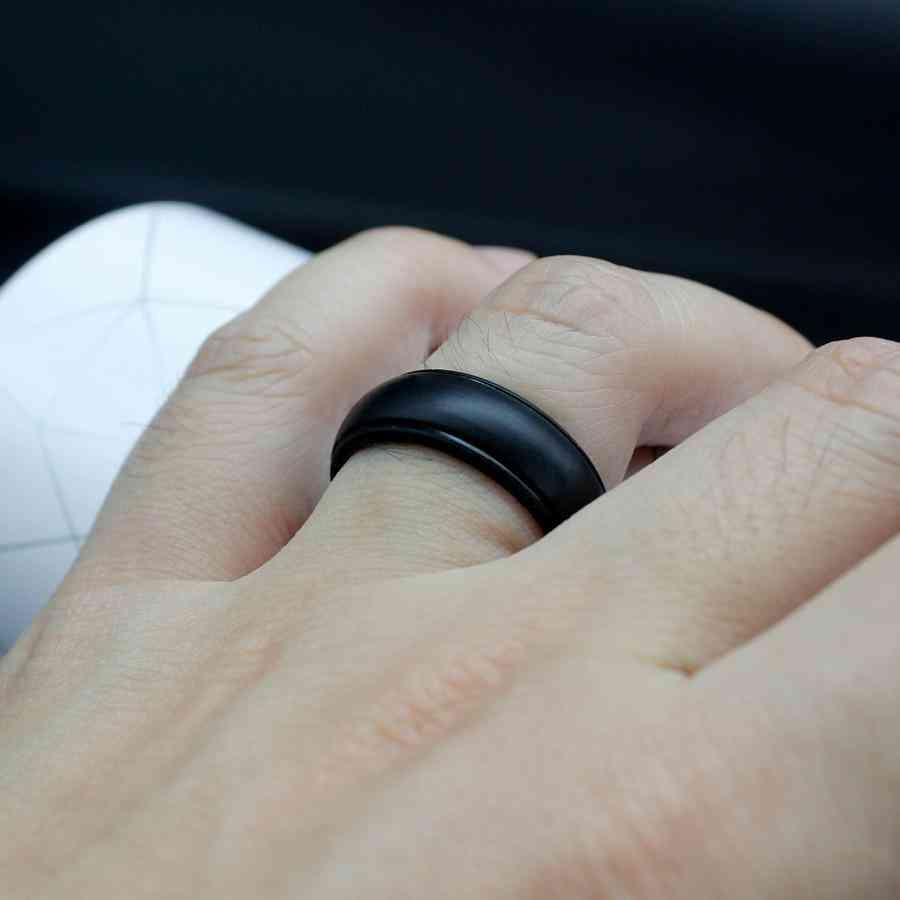4個セット 幅8mm X 厚さ2.5mm シリコン製結婚指輪 ファッションリング ブラック ウェイトトレーニング アウトドア スポーツ